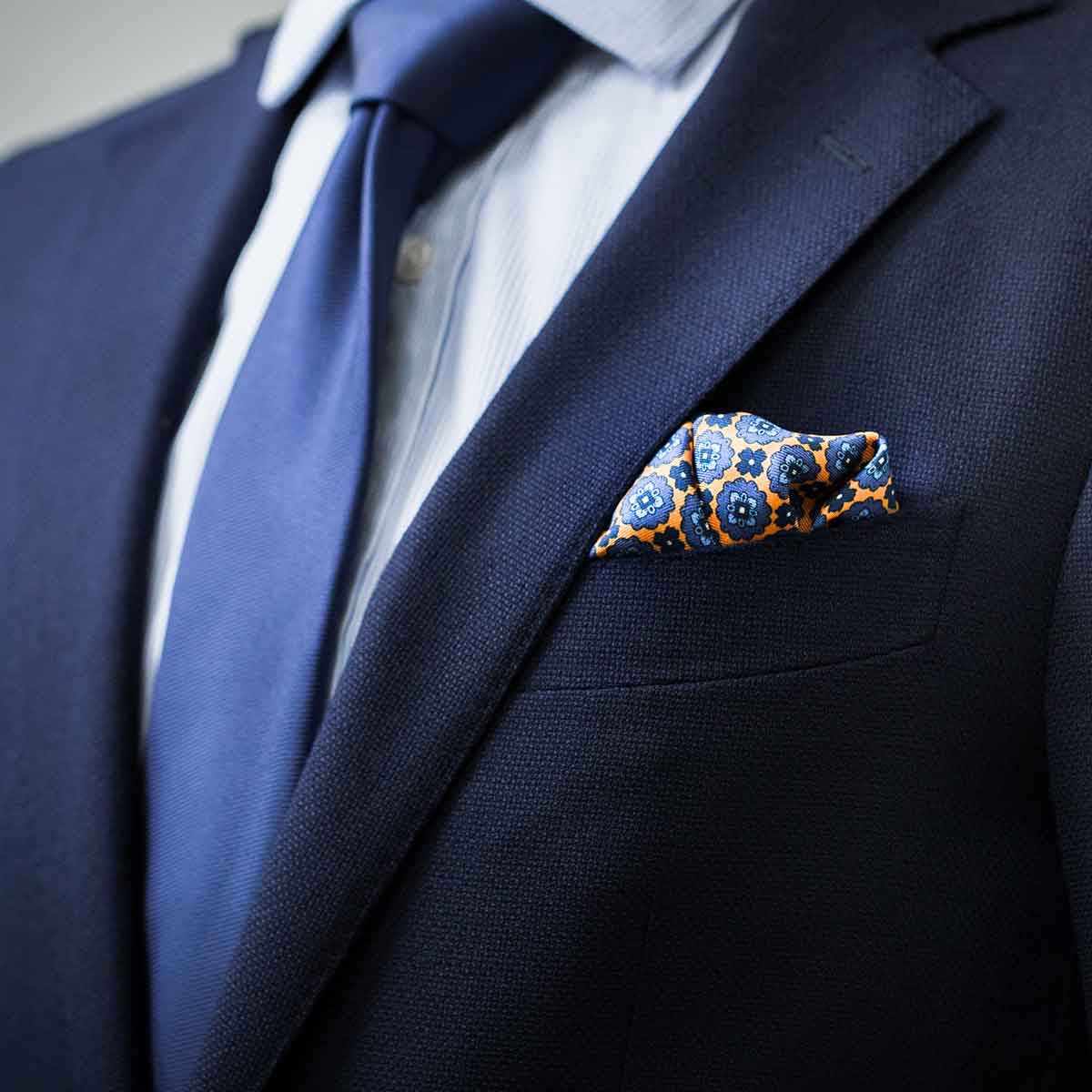 Pocket square color for navy suit cheap